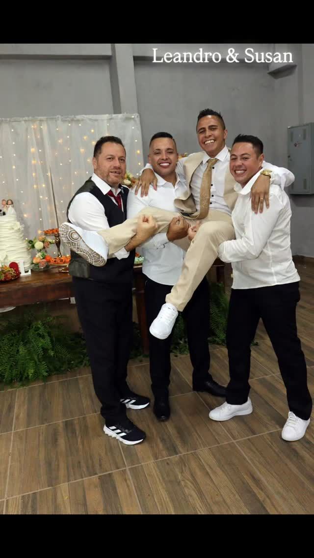 Casamento Leandro e Susan 
Os padrinhos estavam muito animados com o noivo .
Madrinhas de olho no buquê.
Um momento muito espero e abençoado para o casal .
Decoração e buffet, muito elogiado..
Deus derrame bençãos aos noivos 🙏

@ariana_domingoosbuffet
@lilianphotographer
@suhhmd

#fotografiaprofissional
#decoração 
#noivas2025 
#noivos2025 
#festadecadamento 
#casamentoevangélico 
#casamentoemchacara